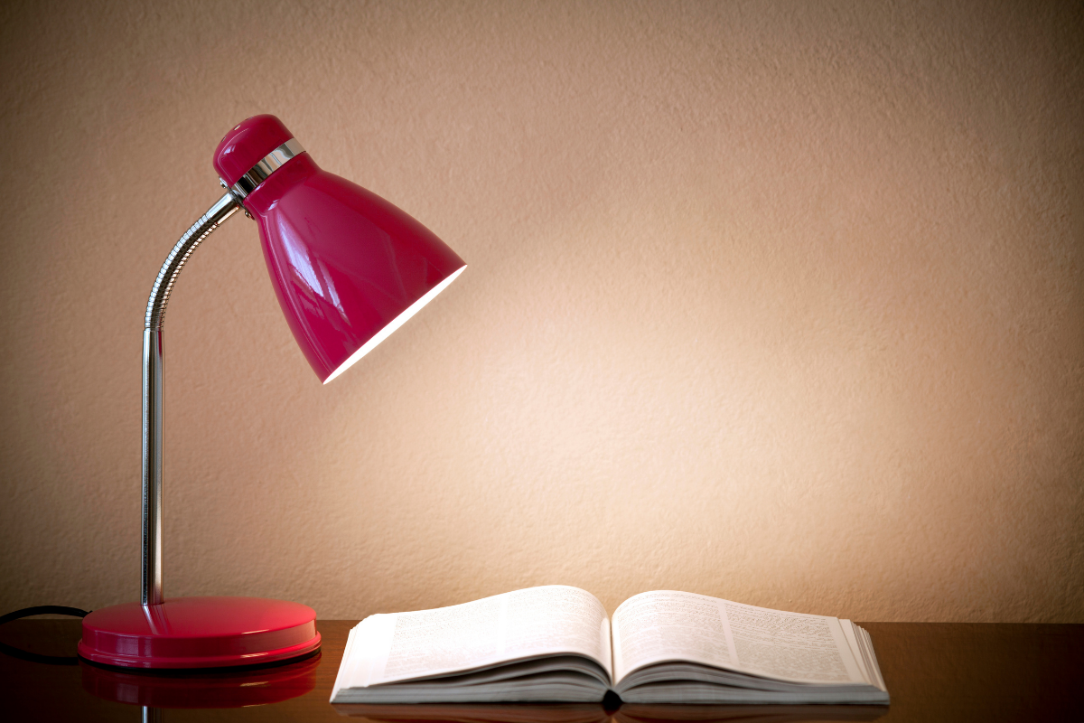 What should a children's desk lamp have